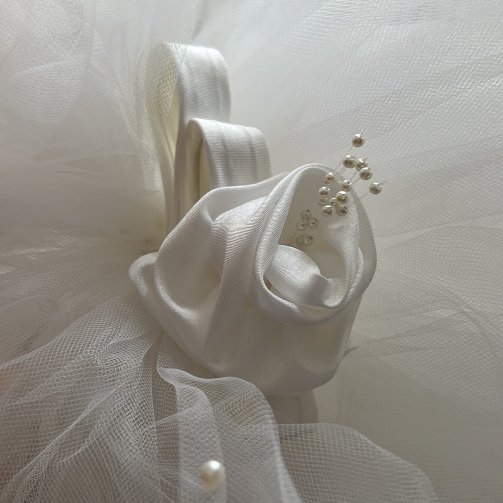 Elegant custom bridal veil 40” length pearl tiara headband flower bustle formal - Picture 9 of 12